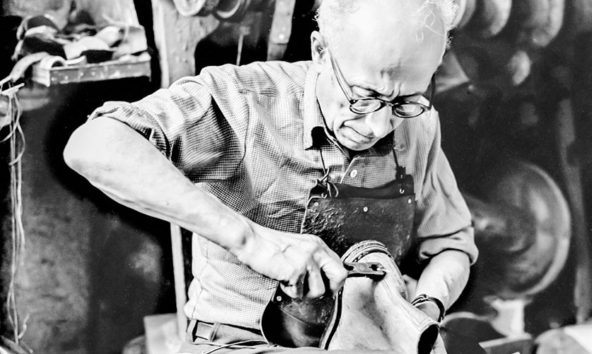 Domingo Parrón en su taller de calzado